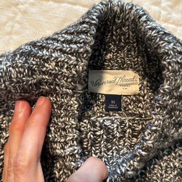 Universal Threads Sweater, size XS - Picture 2 of 2